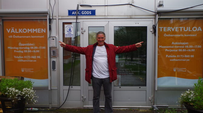 Willkommen zweisprachig: Dank Hans Raab begrüßt das Bürgerbüro in Östhammer die Besucher auf Schwedisch und Finnisch. FOTO: JOC Willkommen zweisprachig: Dank Hans Raab begrüßt das Bürgerbüro in Östhammer die Besucher auf Schwedisch und Finnisch. FOTO: JOC