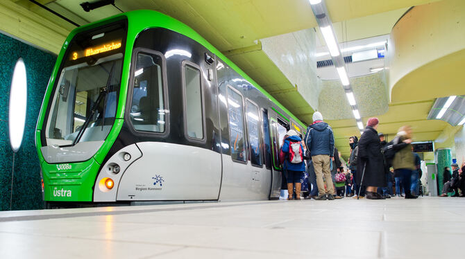 Fahrgäste steigen in eine Stadtbahn TW 3000 der Hannoverschen Verkehrsbetriebe »üstra« ein. Solche schmucken Schienenfahrzeuge s