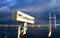 Schild mit der Aufschrift «Landesgrenze»