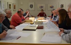 Brainstorming über alten Dokumenten: 14 Pfullinger lernten im VHS-Kurs von Stadtarchivar Stefan Spiller das Lesen historischer S
