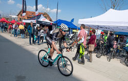 Gut versteckt: Rennrad mit Elektromotor. Dieses Leichtgewicht bringt trotz Motor gerade mal elf Kilo auf die Waage.  FOTOS: GERL