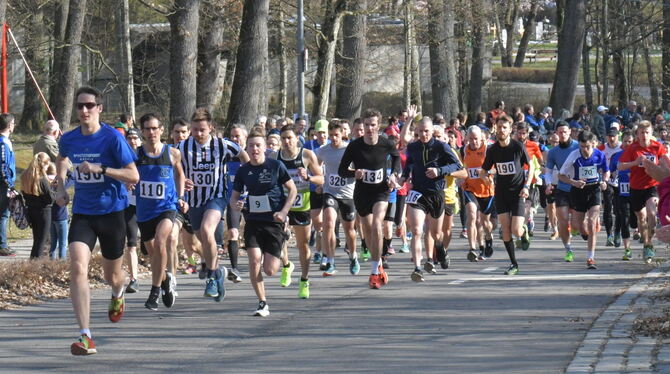 Ab geht die Post: Schönes Wetter macht Lust auf Laufen. Entsprechend groß war die Teilnehmerzahl beim Frühlingslauf. FOTO: MEYE Ab geht die Post: Schönes Wetter macht Lust auf Laufen. Entsprechend groß war die Teilnehmerzahl beim Frühlingslauf. FOTO: MEYE