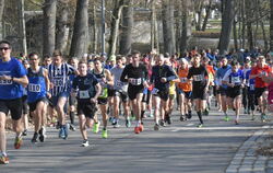 Ab geht die Post: Schönes Wetter macht Lust auf Laufen. Entsprechend groß war die Teilnehmerzahl beim Frühlingslauf.  FOTO: MEYE