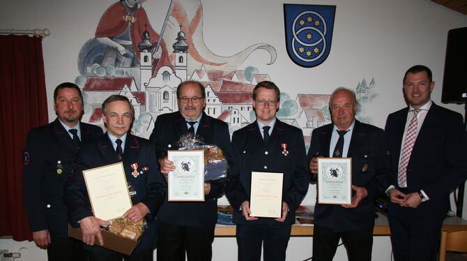 Bürgermeister Matthias Henne (rechts) ehrte langjährige Feuerwehrmänner. FOTO: THUMM Bürgermeister Matthias Henne (rechts) ehrte langjährige Feuerwehrmänner. FOTO: THUMM