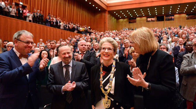 Standing Ovations für 16 Jahre Engagement als Reutlinger OB: Barbara Bosch bei ihrer Verabschiedung in der Stadthalle mit Nachfo Standing Ovations für 16 Jahre Engagement als Reutlinger OB: Barbara Bosch bei ihrer Verabschiedung in der Stadthalle mit Nachfo