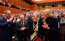 Standing Ovations für 16 Jahre Engagement als Reutlinger OB: Barbara Bosch bei ihrer Verabschiedung in der Stadthalle mit Nachfo