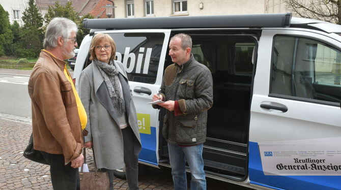 Johanna Kruppa und Lothar Schefenacker vor dem GEA-Mobil in Riederich. Redakteur Ralf Rittgeroth notiert ihre Auffassungen zur a Johanna Kruppa und Lothar Schefenacker vor dem GEA-Mobil in Riederich. Redakteur Ralf Rittgeroth notiert ihre Auffassungen zur a