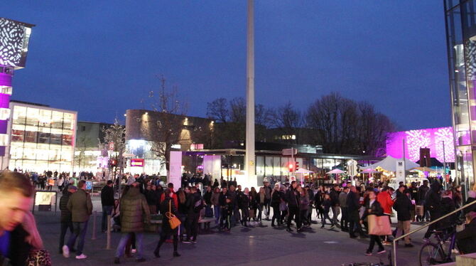 Shoppen war am Freitagabend in Metzingen angesagt. Bei der langen Einkaufsnacht herrschte großer Andrang. FOTOS: KOZJEK
