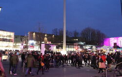 Shoppen war am Freitagabend in Metzingen angesagt. Bei der langen Einkaufsnacht herrschte großer Andrang. FOTOS: KOZJEK