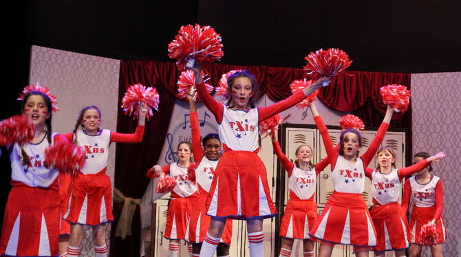 Cheerleader-Szene aus dem »High School Musical«, das am Donnerstag und Freitag über die Georgensaal-Bühne ging. FOTOS: KOZJEK Cheerleader-Szene aus dem »High School Musical«, das am Donnerstag und Freitag über die Georgensaal-Bühne ging. FOTOS: KOZJEK