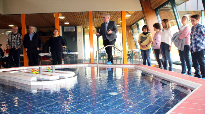 Bürgermeister Klemens Betz führt die Gäste durch das Sternberghallenbad in Gomadingen. FOTO: LEIPPERT