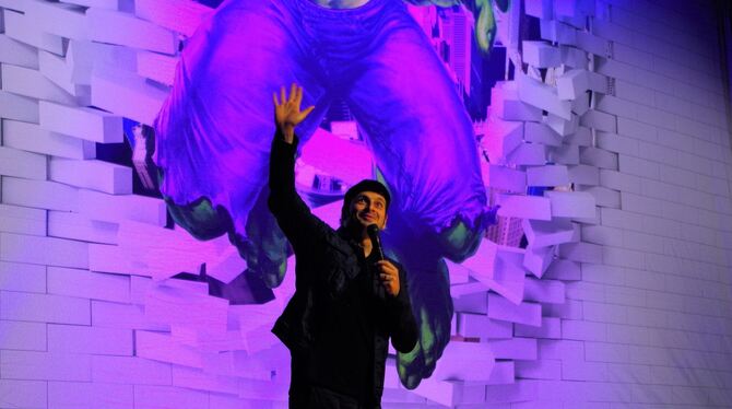 Eher versöhnlich: Kaya Yanar bei seinem Auftritt in der Stadthalle.  FOTO: BECKER