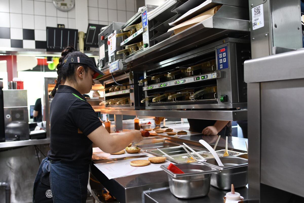 Burger King: Es gibt viele Maschinen, aber ohne Handarbeit entsteht kein Burger. Burger King: Es gibt viele Maschinen, aber ohne Handarbeit entsteht kein Burger.