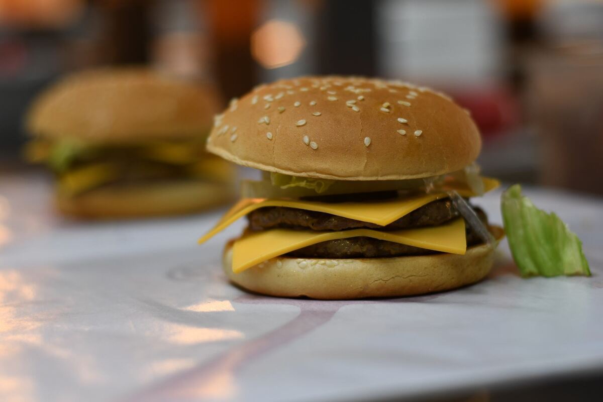 Burger King: Ein fertiger Burger, der nur noch in Papier eingewickelt werden muss. Burger King: Ein fertiger Burger, der nur noch in Papier eingewickelt werden muss.