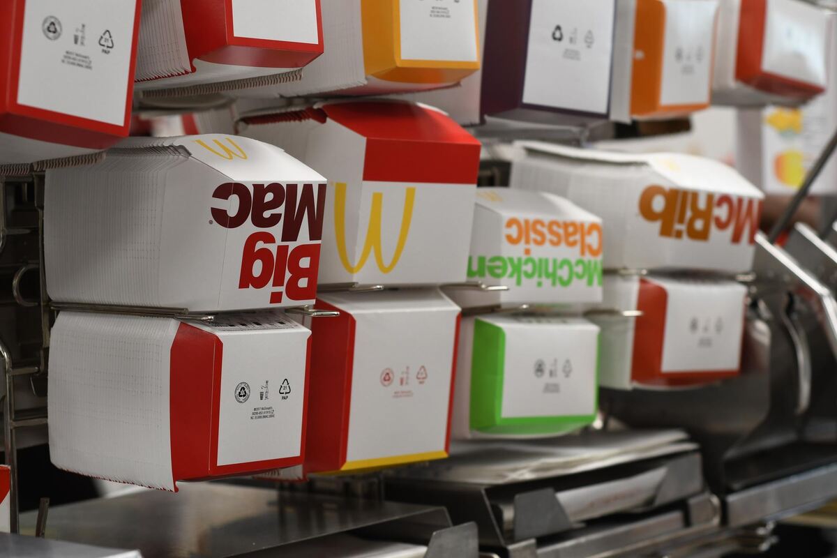 McDonald's: Verpackungen warten darauf befüllt zu werden.