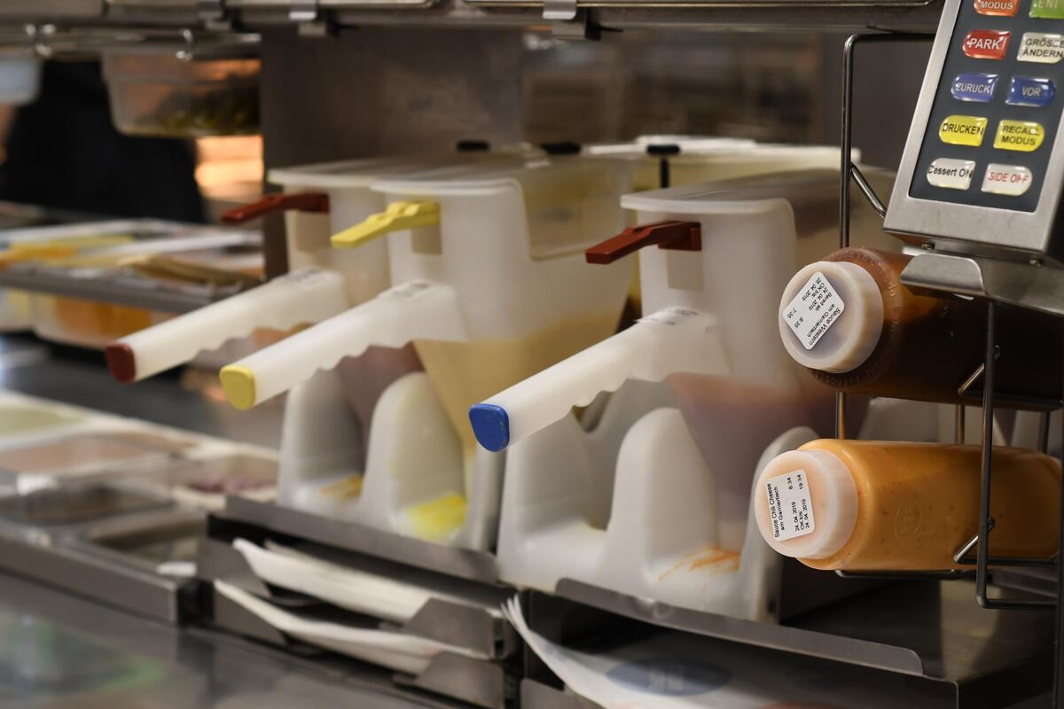 McDonald's: Zutaten hygienisch verpackt und griffbereit. McDonald's: Zutaten hygienisch verpackt und griffbereit.