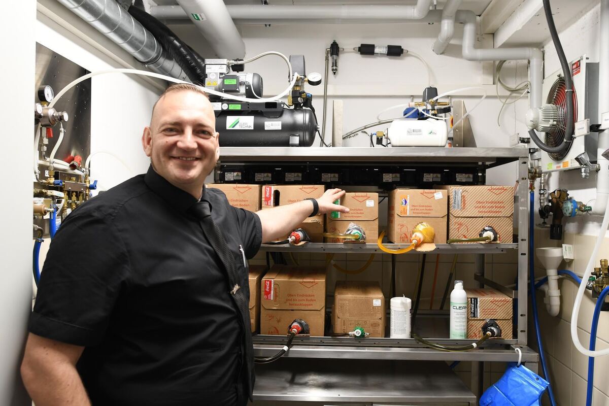 McDonald's: Restaurantmanager Volkan Tutkun zeigt die Konzentrate für Softdrinks. McDonald's: Restaurantmanager Volkan Tutkun zeigt die Konzentrate für Softdrinks.