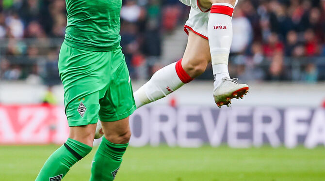 Als Stuttgarter Siegtorschütze obenauf: Anastasios Donis (links, hier im Duell mit Gladbachs Thorgan Hazard). FOTO: EIBNER Als Stuttgarter Siegtorschütze obenauf: Anastasios Donis (links, hier im Duell mit Gladbachs Thorgan Hazard). FOTO: EIBNER