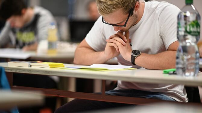 Volle Konzentration: Fünf Stunden und 15 Minuten hatten die Abiturienten Zeit, um eine der fünf zur Wahl gestellten Aufgaben in Volle Konzentration: Fünf Stunden und 15 Minuten hatten die Abiturienten Zeit, um eine der fünf zur Wahl gestellten Aufgaben in