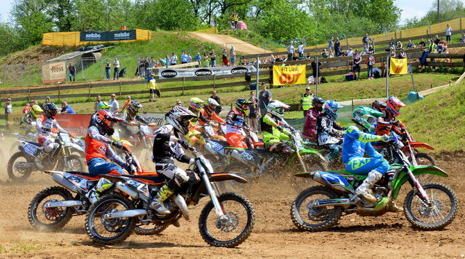 Eng und staubig: Der Start beim 57. internationalen ADAC Motocross in Reutlingen. FOTO: NIETHAMMER Eng und staubig: Der Start beim 57. internationalen ADAC Motocross in Reutlingen. FOTO: NIETHAMMER