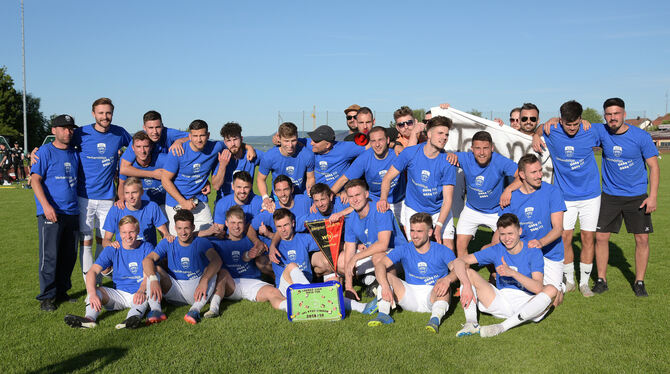 Der VfL Pfullingen wurde mit 71 Punkten und 92:32 Toren Meister in der Landesliga, Staffel 3. Hintere Reihe von links: Betreuer Der VfL Pfullingen wurde mit 71 Punkten und 92:32 Toren Meister in der Landesliga, Staffel 3. Hintere Reihe von links: Betreuer