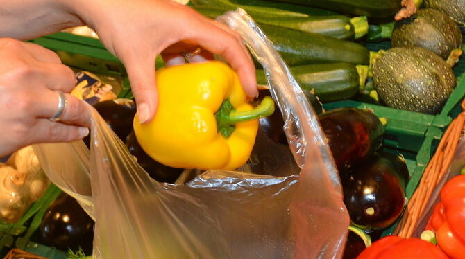 Auf Plastiktüten für Obst und Gemüse verzichten immer mehr Menschen. FOTO: NIETHAMMER Auf Plastiktüten für Obst und Gemüse verzichten immer mehr Menschen. FOTO: NIETHAMMER