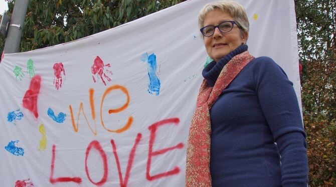 Margret Wannenmacher mit dem Begrüßungsplakat, das die Kinder von Tumelo Home für sie gemalt haben. FOTO: REY Margret Wannenmacher mit dem Begrüßungsplakat, das die Kinder von Tumelo Home für sie gemalt haben. FOTO: REY