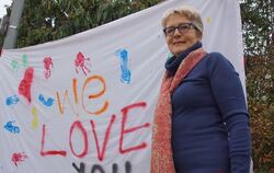 Margret Wannenmacher mit dem Begrüßungsplakat, das die Kinder von Tumelo Home für sie gemalt haben. FOTO: REY