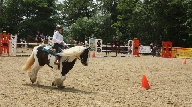 Joelina Kast auf Kathie – sie hat in der Western Horsemanship in ihrer Leistungsklasse gewonnen. FOTO: KÖPER