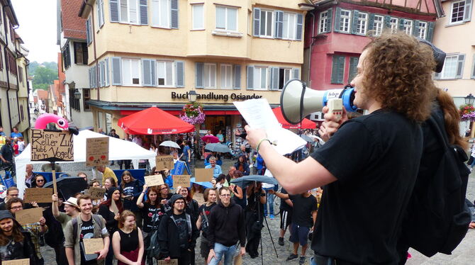 Für eine Vielfalt des Nachtlebens und zum Stressabbau: Poetry-Slammer Richard König forderte auf dem Holzmarkt Alternativen, fal Für eine Vielfalt des Nachtlebens und zum Stressabbau: Poetry-Slammer Richard König forderte auf dem Holzmarkt Alternativen, fal