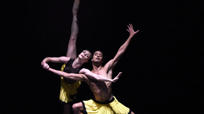 Die Tänzer Bruna Andrade und Nicholas Losada in William Forsythes »Herman Schmerman Duet«. FOTO: BROCKE Die Tänzer Bruna Andrade und Nicholas Losada in William Forsythes »Herman Schmerman Duet«. FOTO: BROCKE