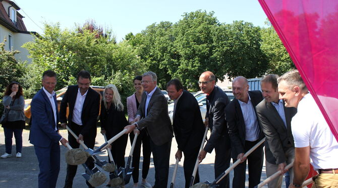 Beim symbolischen Spatenstich waren Vertreter von Telekom, Gigabit Region Stuttgart, Zweckverband Breitband, Landratsamt und Gem Beim symbolischen Spatenstich waren Vertreter von Telekom, Gigabit Region Stuttgart, Zweckverband Breitband, Landratsamt und Gem