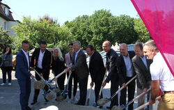 Beim symbolischen Spatenstich waren Vertreter von Telekom, Gigabit Region Stuttgart, Zweckverband Breitband, Landratsamt und Gem