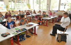 Beim Gedicht »Welch ein Tag« ist Interaktion gefragt. Kein Problem für die Grundschüler, sie sind bei Harry Fischers Gedicht vol