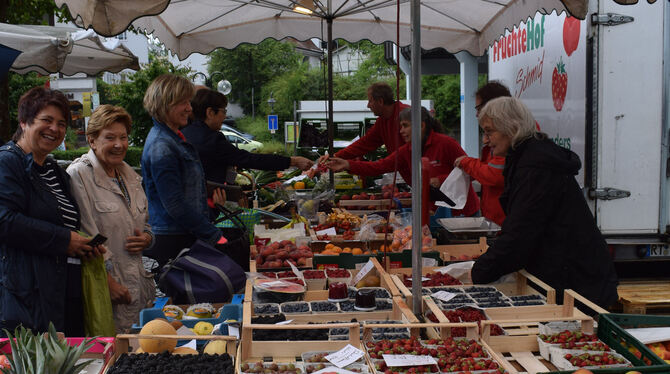 Alle Hände voll zu tun hat das Team vom Früchtehof auf dem Wochenmarkt Pliezhausen. Alle Hände voll zu tun hat das Team vom Früchtehof auf dem Wochenmarkt Pliezhausen.