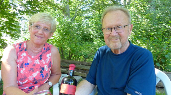 Margret und Erich Spannenberger mit Gastgeschenken aus dem französichen Venansault. FOTO: WEBER Margret und Erich Spannenberger mit Gastgeschenken aus dem französichen Venansault. FOTO: WEBER