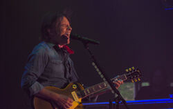 Noch immer viel Power: John Fogerty beim Winterbach-Zeltspektakel. Foto: Kappel