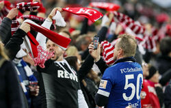 Immer was geboten in Köln: Ein Schalke-Fan filmt den FC-Anhang beim Singen der Vereinshymne vor dem Duell im DFB-Pokal.Foto: eib