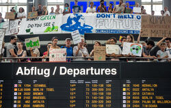 Etwa 350 Teilnehmer demonstrieren in Stuttgart gegen das Fliegen, um die Atmosphäre vor schädlichem CO2 zu schützen. Foto: dpa