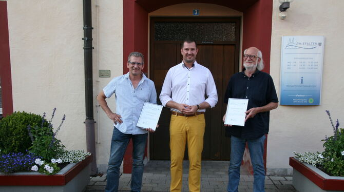 Stefan Aschenbrenner (links) und Gerhard Wax (rechts) wurden von Bürgermeister Matthias Henne aus dem Gemeinderat Zwiefalten ver Stefan Aschenbrenner (links) und Gerhard Wax (rechts) wurden von Bürgermeister Matthias Henne aus dem Gemeinderat Zwiefalten ver