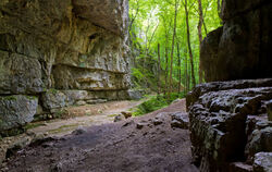 Das imposante Eingangsportal der Falkensteiner Höhle bei Grabenstetten.Foto: Fälchle 