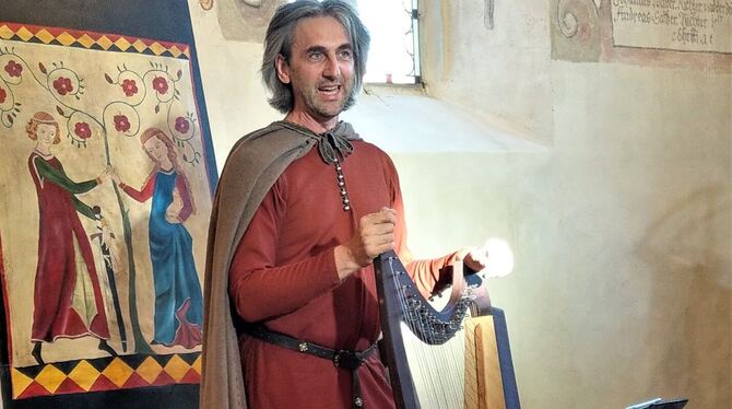 Stilecht gewandet: Holger Schäfer als Minnesänger in der Stephanuskirche. Foto: Böhm