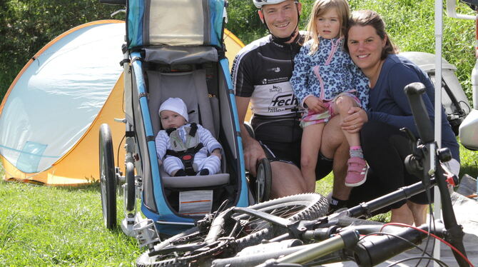 Dorina und Christian Emrich sind mit Clara und Lias aus München angereist.