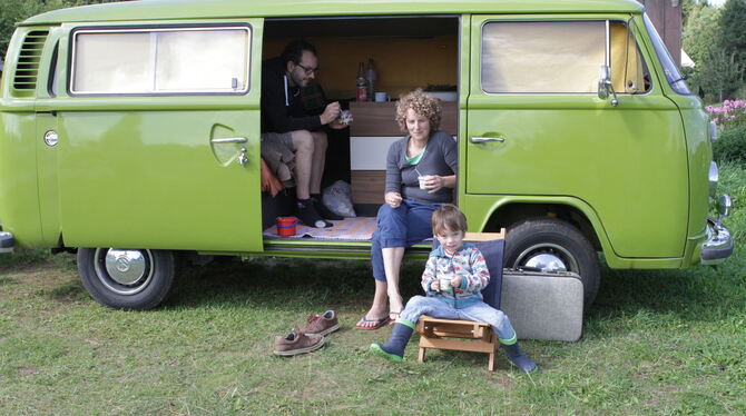Der Bus ist so alt wie Besitzer Heiner Roth, der mit Frau Cora und Sohn Kalle eine Auszeit von der Haus-Baustelle braucht.