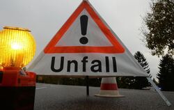 Ein Warndreieck mit der Aufschrift «Unfall» steht auf der Straße