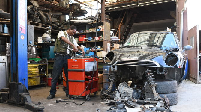 Ein Mini wird in der Werkstatt maximal zerlegt. Der sieht wie viele Autos bei Adebo eigentlich noch ganz gut aus, ist aber letzt Ein Mini wird in der Werkstatt maximal zerlegt. Der sieht wie viele Autos bei Adebo eigentlich noch ganz gut aus, ist aber letzt