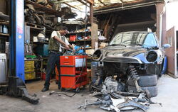 Ein Mini wird in der Werkstatt maximal zerlegt. Der sieht wie viele Autos bei Adebo eigentlich noch ganz gut aus, ist aber letzt