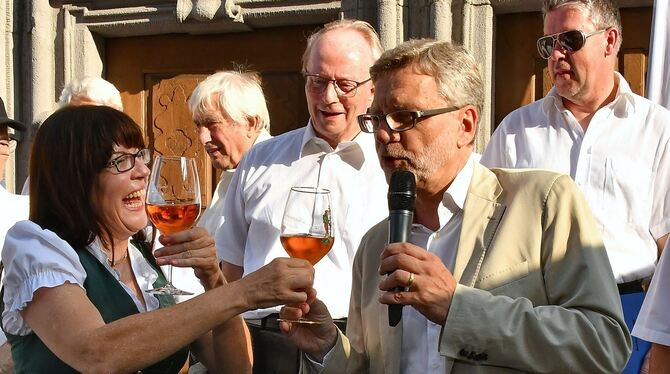 Ein Prosit auf den Start des Weindorfs: Bürgermeister Alexander Kreher mit Regine Vohrer.