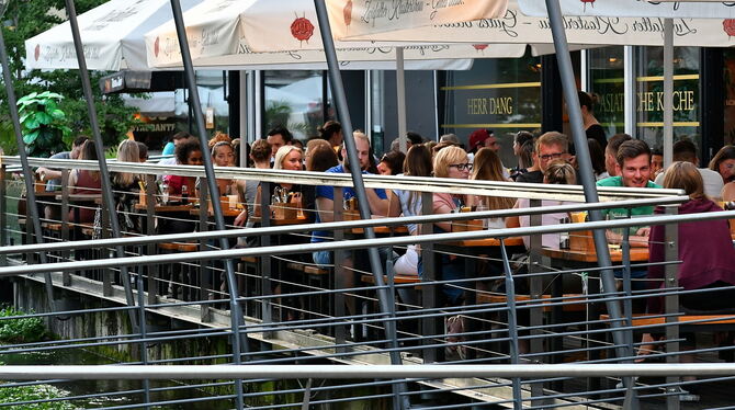 In der Oberen Wässere gibt es zahlreiche gastronomische Betriebe, die einen Biergarten haben – und die sind gut besucht.foto: ni In der Oberen Wässere gibt es zahlreiche gastronomische Betriebe, die einen Biergarten haben – und die sind gut besucht.foto: ni