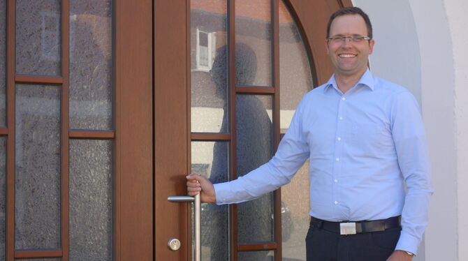 Undingens neuer Pfarrer Simon  Wandel an der  Pforte der Kirche »Unserer lieben Frau und Sankt Nikolaus«. Foto: Geiger